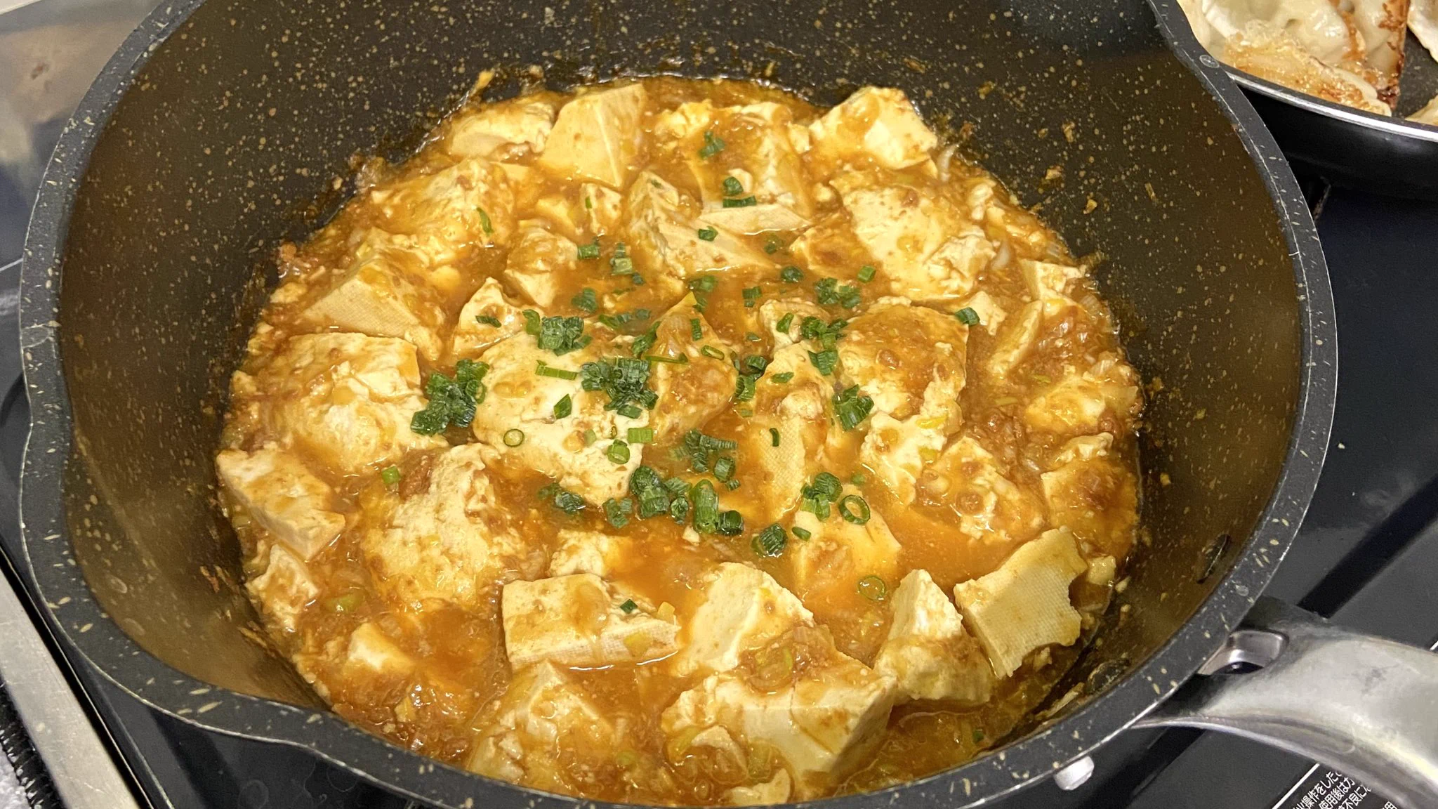 豆腐を使うときの裏技。「豆腐に塩振って1分レンチン」これだけで翌日の麻婆豆腐が違う。