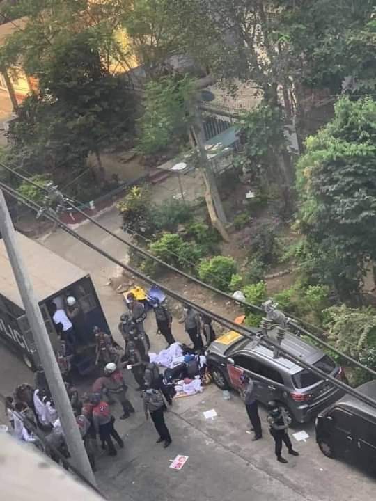 CarssiaC's tweet photo. At Yankin Kyauk Kone, about 70 men from the medical school were ordered to take off their jute coats and bags and put them on a truck. #WhatsHappeningInMyanmar #MilkTeaAlliance #RejectMilitaryCoup https://t.co/RuYABZVlk2