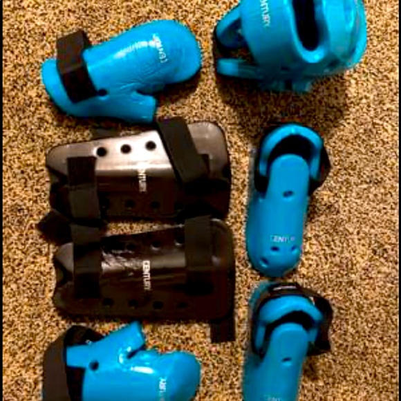 sunshynes's tweet image. So good I had to share! Check out all the items I'm loving on @Poshmarkapp from @amissamanda #poshmark #fashion #style #shopmycloset #century #unknown #tenkissesjewelry: posh.mk/gSOEAciAeeb