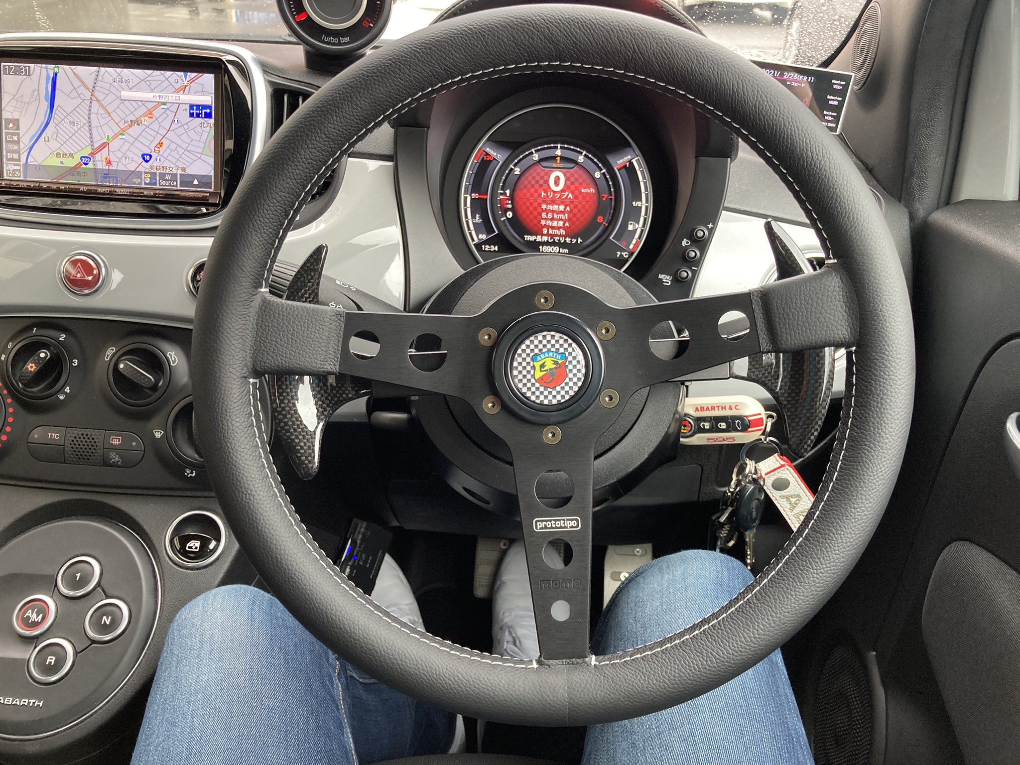 MOMO ステアリングボス（fiat500用） アバルトホーンボタン付 全ての MOMO アバルトホーンボタン付 ステアリングボス（fiat500