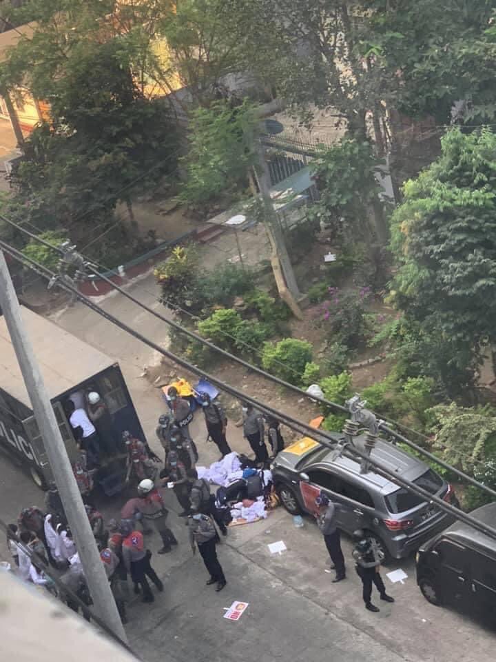 Ellen4561's tweet photo. In Yangon, 
Medical students and doctors peacefully protested in white coats. 

 Police cracked them down using hand grenade and tear gas.  

Many of them were captured. 
Please Help. 

SPRING REVOLUTION
#Feb28Coup
#WhatsHappeningInMyanmar
#MilkTeaAlliance https://t.co/3ja7whu8EJ
