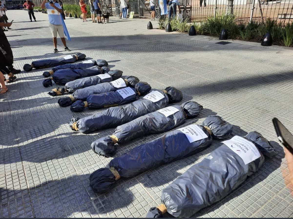 Mi más profundo repudio a la invocación a la violencia y a la muerte. Las protestas y las críticas son valiosas en democracia, pero estas imágenes muestran el país al que no queremos volver. Aun con nuestros errores, jamás seremos esto. Trabajemos  para ser mejores cada día.
