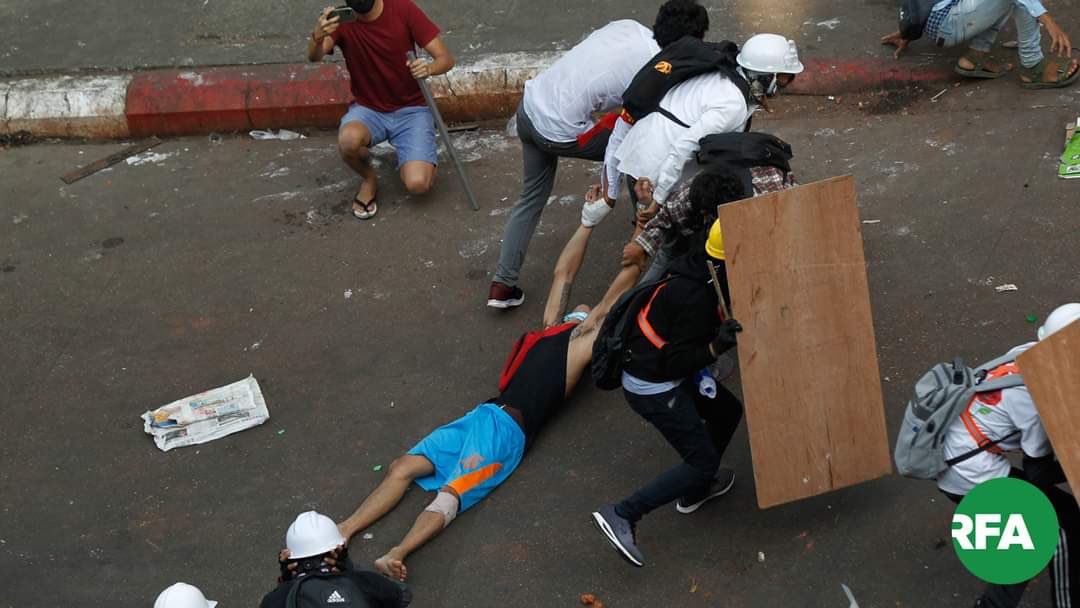 Win_Shaine's tweet photo. [ ⚠️ Graphic content] Polices ( transformed from Tatmadaw) are using live ammunition to disperse protest crowd this morning in Yangon, Myanmar. One shot dead on the spot. @UNHumanRights  @UN  @PravitR @AllianceMilkTea #Coup28Feb #WhatIsHappeningInMyanmar #CrimesAgainstHumanity https://t.co/FoRPQn502W