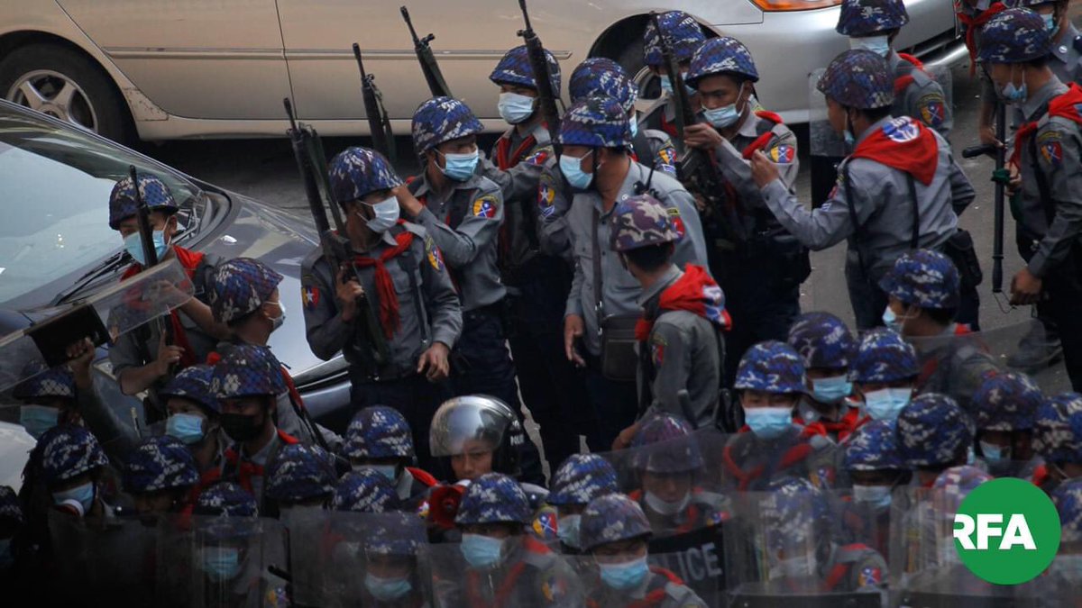 Pencilo4's tweet photo. Polices are committing crimes against humanity under Junta. At Yangon.

TW// Blood Wound

SPRING REVOLUTION

#MilkTeaAllianceMyanmar
#WhatsHappeningInMyanmar
#Feb28Coup https://t.co/3orFt9Tsgj