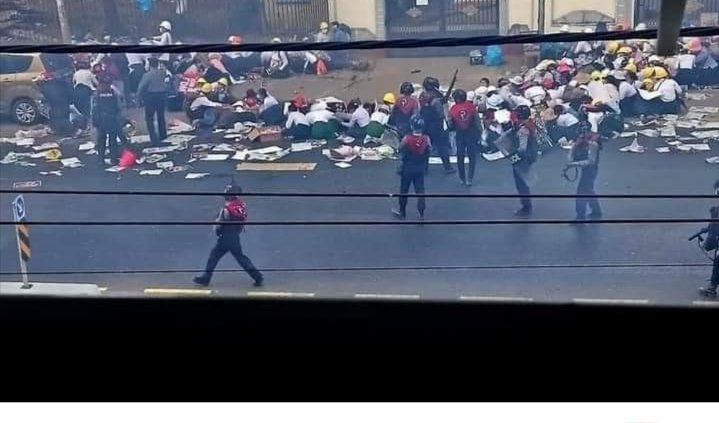 Teachers were protesting peacefully but suddenly police came and shot guns. Police took their phones and purses. By latest news, 5 people were shot and one of them was dead.
#WhatsHappeningInMyanmar 
#MilkTeaAlliance 
#Feb28Coup