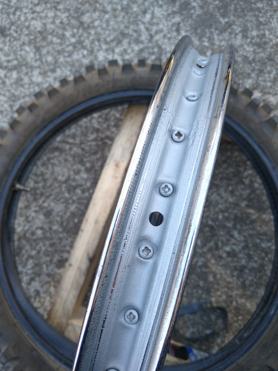 Junkgarage_'s tweet photo. クロミNextに向けて、勝沼滑るらしいのでフロントにもビードストッパー装着
カブ1.20のリムにはサイズがないけどパチモン樹脂製が何とか入りそう
#スーパーカブ #オフロード #トライアル #IX09W https://t.co/VUt15mso4f