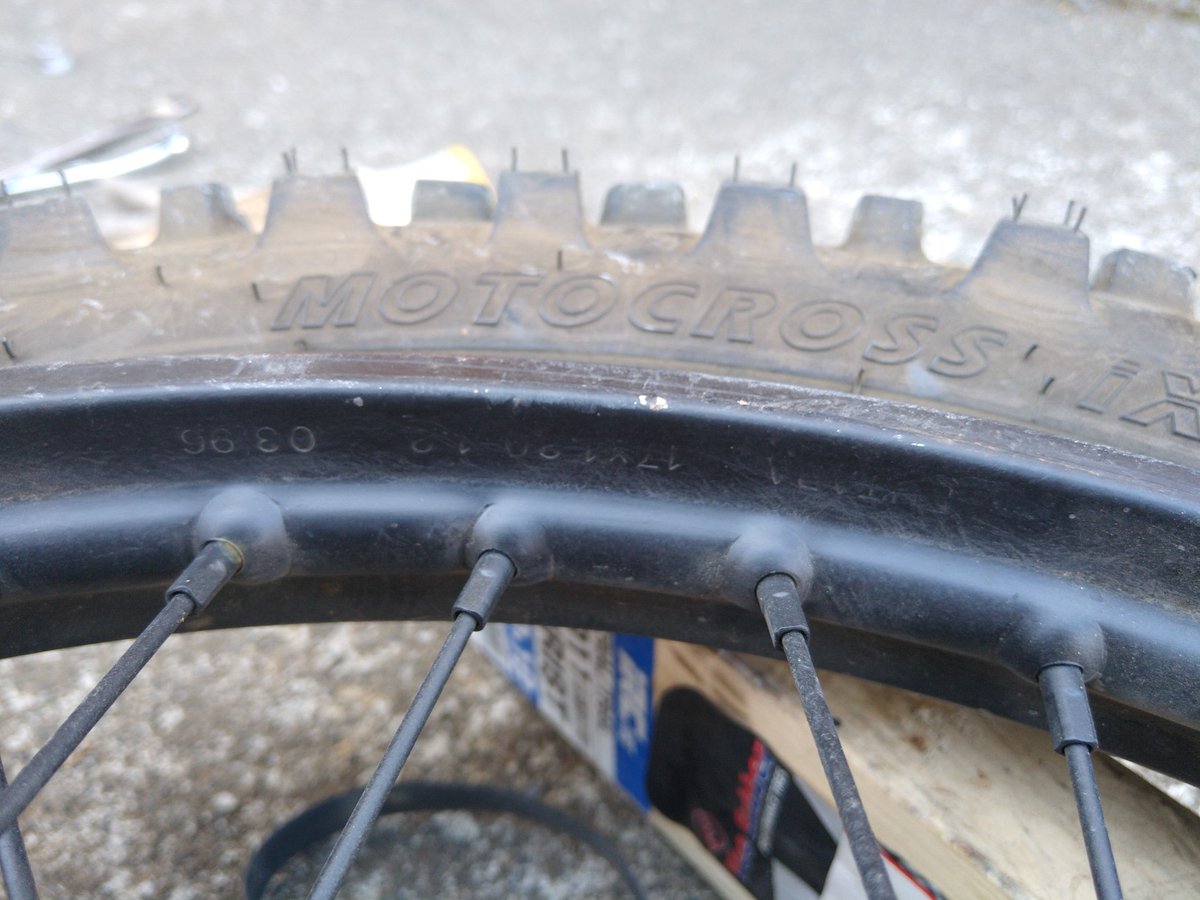 Junkgarage_'s tweet photo. クロミNextに向けて、勝沼滑るらしいのでフロントにもビードストッパー装着
カブ1.20のリムにはサイズがないけどパチモン樹脂製が何とか入りそう
#スーパーカブ #オフロード #トライアル #IX09W https://t.co/VUt15mso4f
