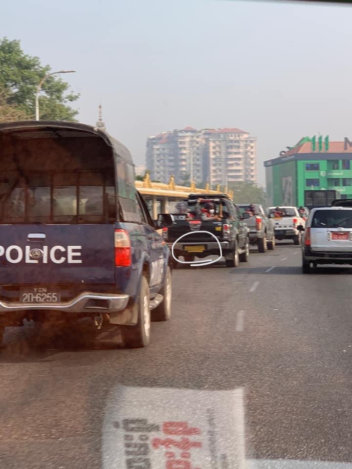 Police seen on private vehicles in Yangon. License plates also covered. #MilkTeaAlliance #RejectMyanmarMilitaryCoup