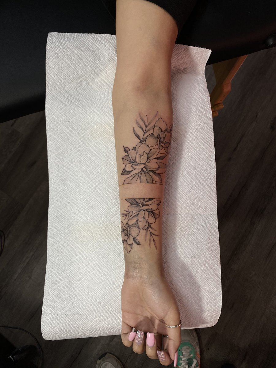 morenojuan1010's tweet image. Work is just too fun 

She gave me her phone with cashapp open and said “just send yourself however much I don’t care 😁 ” 

😐 what did I do to deserve this 

#houstontattoos #morxooz