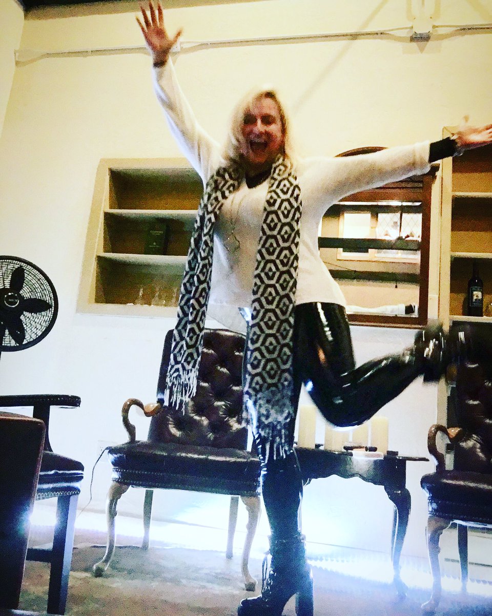 LauraHaydenFun's tweet photo. #SoThisHappened #GreenRoomShot #LifeShow #RealPeople #GreenRoomToMyself #SoExcited #ComedyNow #MyPantsMakeNoise #Squeak https://t.co/i8RnwiTstE