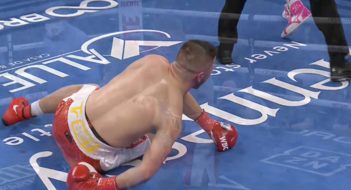 fandelbox's tweet photo. Estuvo bueno el concierto de #Jbalvin, ¡hasta una pelea de fondo tuvo!
Me dicen que peleó #Canelo para cerrar su concierto.

#CaneloYildirim https://t.co/X60HVuMRLg