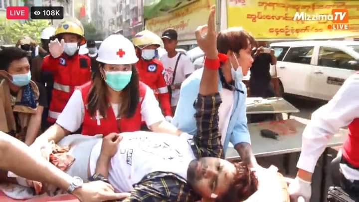 Hannwe14's tweet photo. TW: gunshot ,Blood 
Military start fired people with real bullets ! 

Happening now 🚨
Hleden ,Yangon 
 @YourAnonCentral 
#MilkTeaAlliance 
#Feb28Coup 
#WhatsHappeninglnMyanmar https://t.co/7XUsMZ6f4D