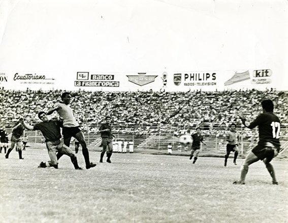 AntonioUbilla1's tweet image. 25 abril 1971,primer partido transmitido por TV en directo en Ecuador, por Copa Libertadores en estadio Modelo, Barcelona ganó a Unión Española con solitario gol de Alberto Spencer, hoy el estadio lleva su nombre, mañana volverá a tener en su cancha fútbol de Primera A @ribanezr