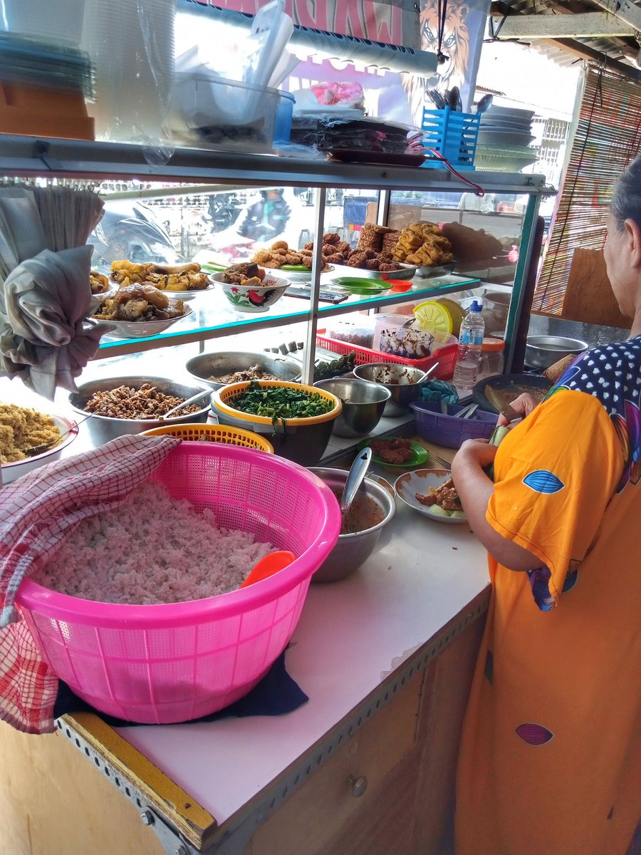 auliamuch's tweet photo. "Monggo pinarak mas"

"Rujak cingur setunggal njih bu, kaleh mendhol"

Mantep tenan rasane..
Dijelasin Ibu nya kalau Cingur itu dari bagian/area pipi sapi, tadi kenyal macam kikil tp lebih enak.. 
Suwun ya lur rekomen-nya 😁 
@drhaltekehalte https://t.co/MrDkc8VgKs