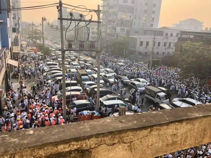 Hannwe14's tweet photo. Now soldiers annihilate the medic strikes in Yangon yanking township with guns and tear gas bombs . #WhatsHappeningInMyanmar  #Feb28Coup https://t.co/dnWSgCc058