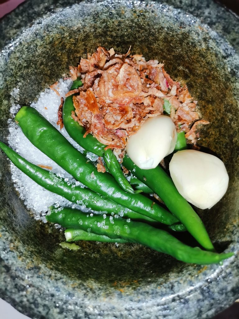 adda2644's tweet image. #sambalkicap

*cili
*bawang putih
*bawang goreng
*gula

Tumbuk semua bahan di atas. 
Tuangkan kicap dan tambahkan sedikit air panas (ikut suka pekat atau cair) 😋