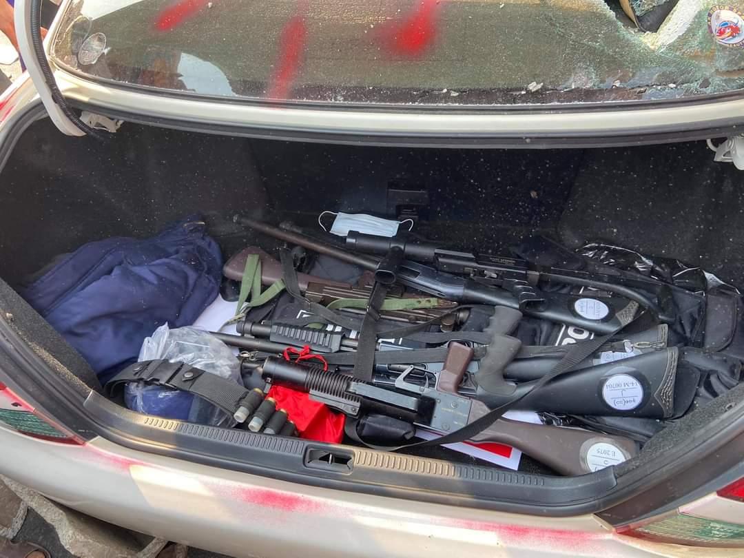 dvbburmese's tweet photo. In #Mandalay a car full with #police guns is seized by township people.  5 policemen are detained. 
#WhatsHappeningInMyanmar https://t.co/kR5fKNiMAI