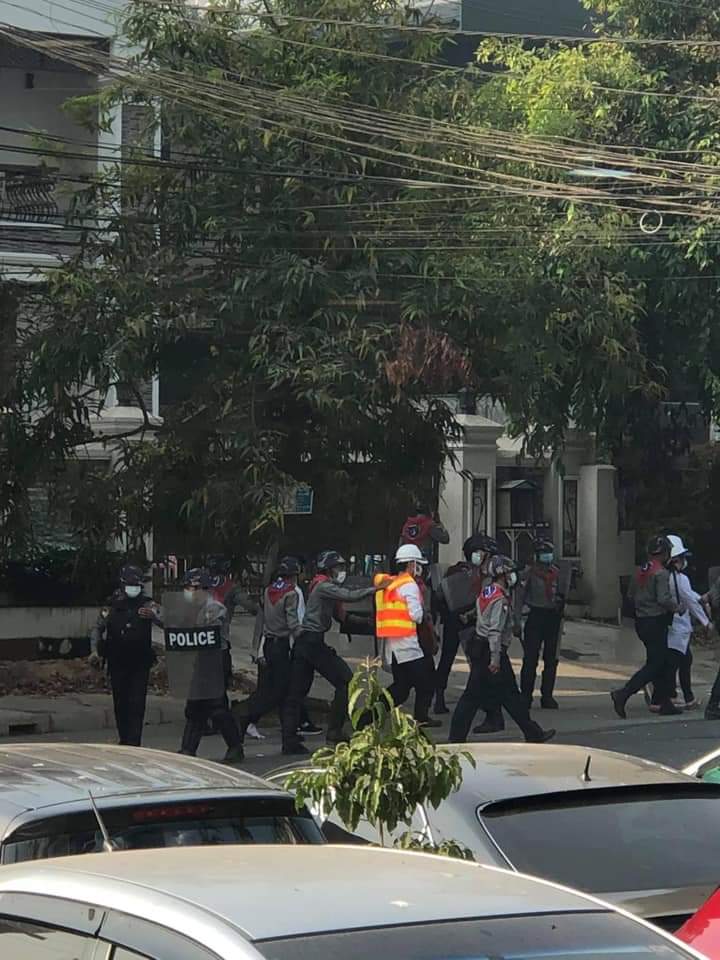 JK91955724's tweet photo. Police started shooting even before the protests could begin.
They are arresting anyone they see on the streets now. A lot of doctors and medical students were arrested. One teacher passed away of heart attack.
#Feb28Coup 
#WhatsHappeningInMyanmar https://t.co/OKJqtAJvxr