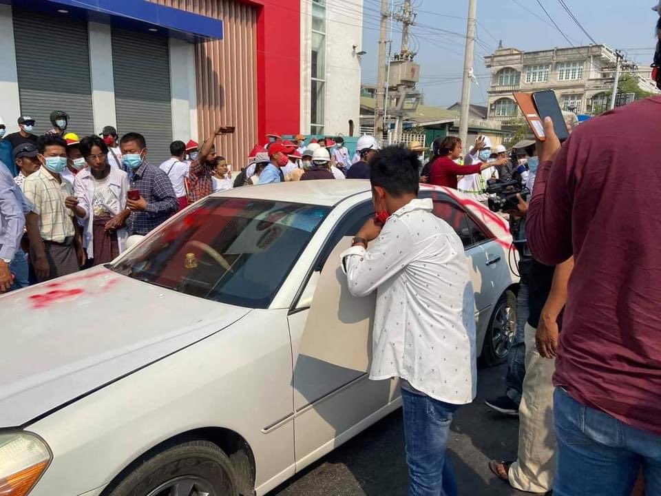 sanlin_naing's tweet photo. In Mandalay, a car with many guns driven by polices passed through roughly. People keep them at place and don’t touch the guns.
Military rulers want people come to their truck.
Source : DVB https://t.co/U1kNDGVdCP
#WhatsHappeningInMyanmar https://t.co/XoXX2CuUBD