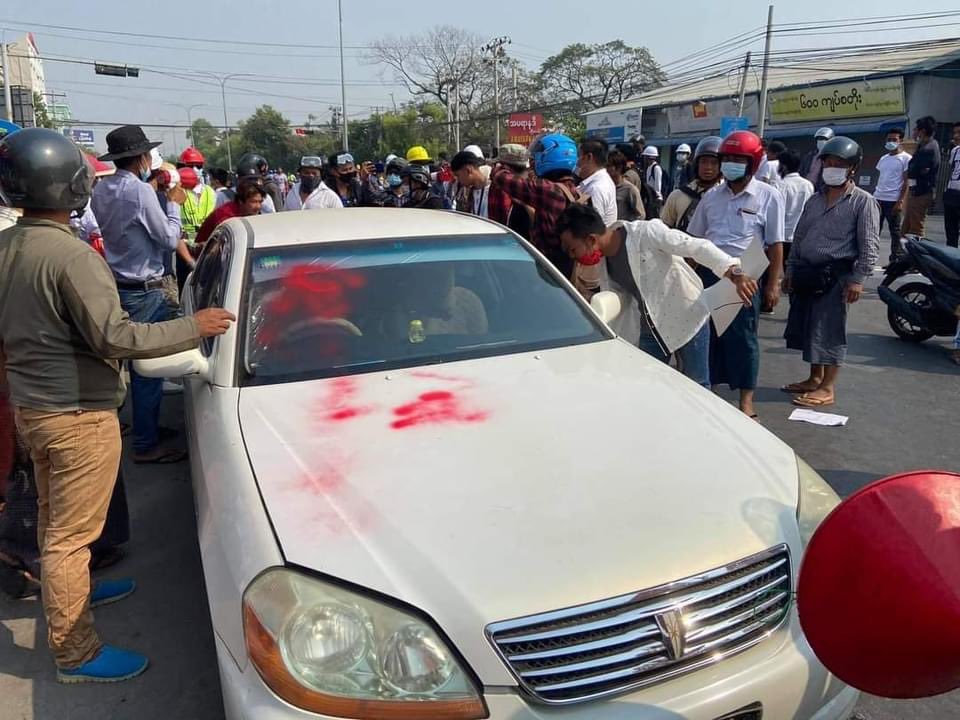 sanlin_naing's tweet photo. In Mandalay, a car with many guns driven by polices passed through roughly. People keep them at place and don’t touch the guns.
Military rulers want people come to their truck.
Source : DVB https://t.co/U1kNDGVdCP
#WhatsHappeningInMyanmar https://t.co/XoXX2CuUBD