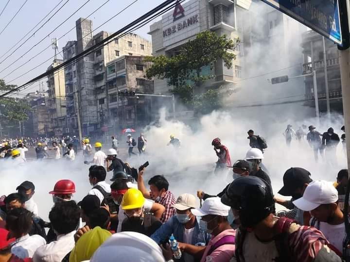 marn_khin's tweet photo. Happening Now,the military is cracking down on people in Hledan,Yangon.
#Feb28Coup 
#WhatsHappeningInMyanmar 
#MilkTeaAlliance https://t.co/7xy983x7rO