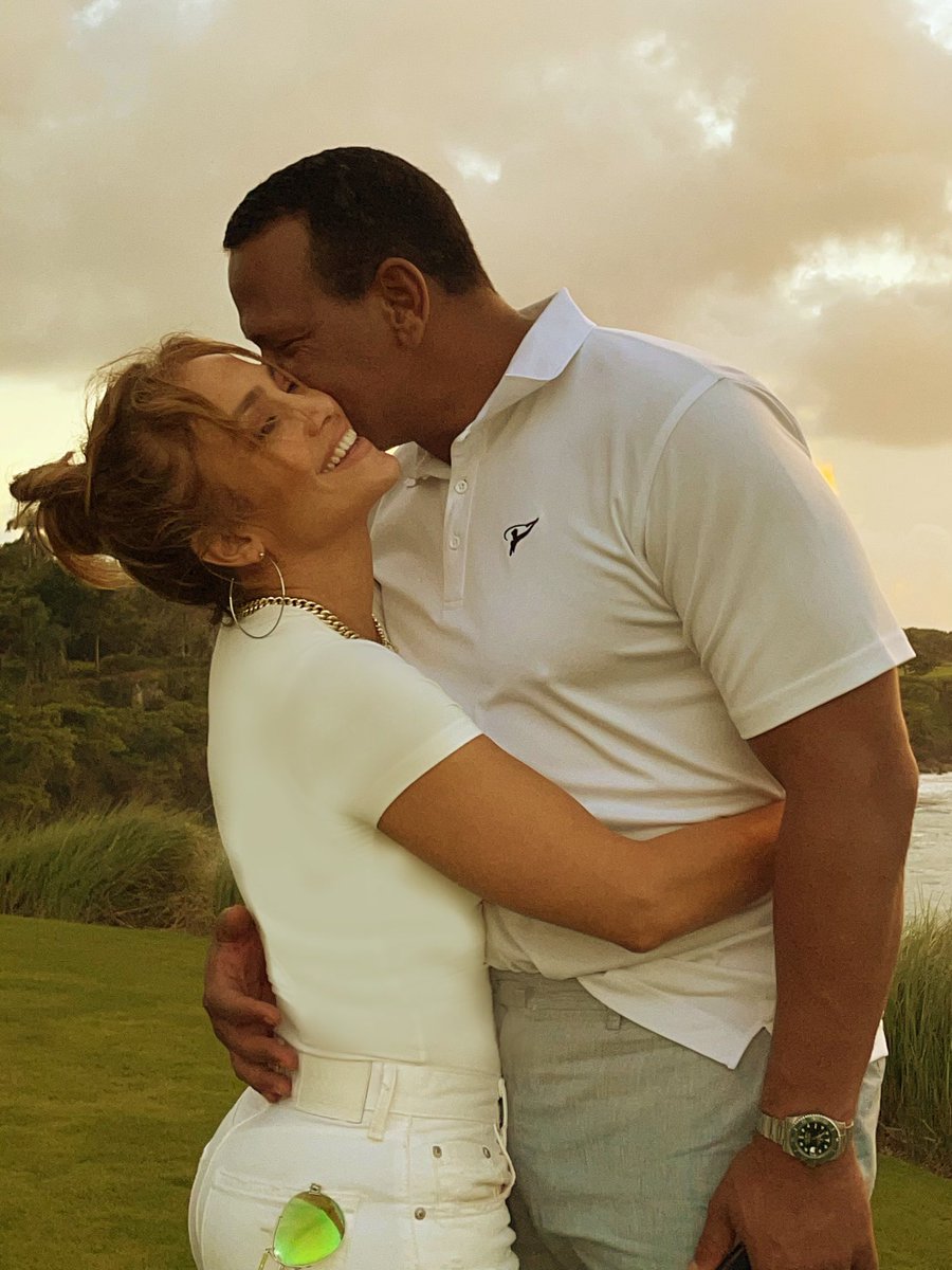 JLo's tweet photo. Feliz día de la independencia Dominicana ✨🌴✨ @arod #Macho https://t.co/xGyPnDfYH2