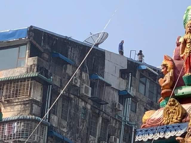 Sinpers are waiting on roofttop to shoot the strike crowd in Myay No Gone, Yangon around 10am. <a href="/RadioFreeAsia/">Radio Free Asia</a> <a href="/freya_cole/">Freya Cole</a> <a href="/RapporteurUn/">UN Special Rapporteur Tom Andrews</a> 
#Feb28Coup
#WhatsHappeningInMyanmar 
#MilkTeaAlliance