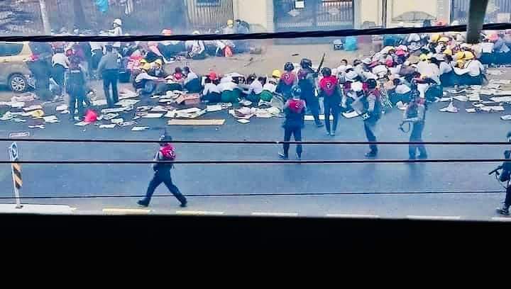 WintShweYee4's tweet photo. On Feb 28, this morning in Yangon junta captured at school teachers on anti-coup strike with live bullets; one killed and four critically injured.
#WhatsHappeningInMyanmar 
#MyanmarPoliceBrutality
#Feb28Coup
#MilkTeaAlliance https://t.co/0fOnaJOCeN