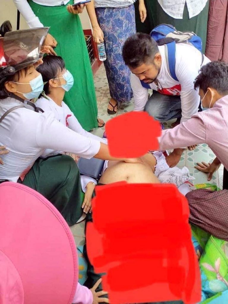 EaNhi1's tweet photo. Today In Yangon the teacher who was died by the military gunshot  was Pregnant and many people injured because of the brutal police/military 

the world is watching 

#HearTheVoiceOfMyanmar
#MilkTeaAlliance
#JusticeForMyanmar
#SaveMyanmar https://t.co/Qp5qUTJFOP