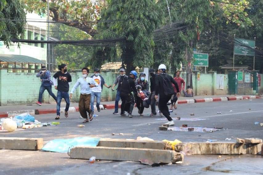 ParPoo8's tweet photo. This is unaccptable. Shooting with gun and arresting unarmed peacful protestors.
#fed28
#WhatsHappeninglnMyanmar
#HowmanydeadbodiesneedforUNtotakeaction #RejectMyanmarMilitaryCoup https://t.co/D8UbmRb5T2