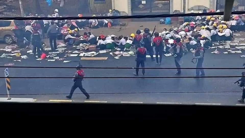 ParPoo8's tweet photo. This is unaccptable. Shooting with gun and arresting unarmed peacful protestors.
#fed28
#WhatsHappeninglnMyanmar
#HowmanydeadbodiesneedforUNtotakeaction #RejectMyanmarMilitaryCoup https://t.co/D8UbmRb5T2