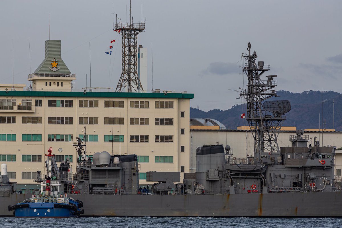 TYs730's tweet photo. 「とね」の阪神基地入港。
庁舎に「Welcome」が揚がっていたので一緒に。
#海上自衛隊 #護衛艦 #とね #阪神基地 #DE234 #JMSDF https://t.co/aML96RTyp2