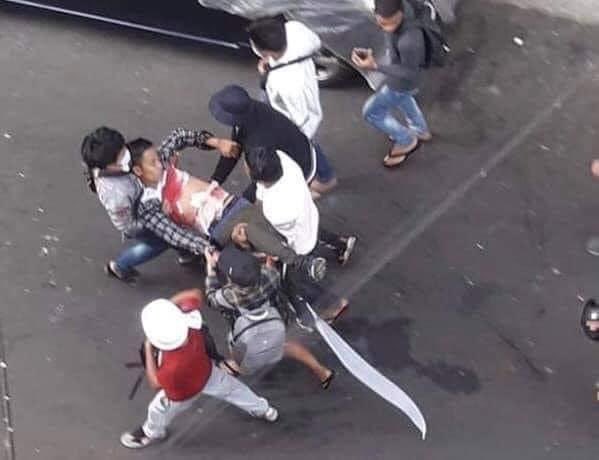 hannayuri_twt's tweet photo. TW: gunshot ,Blood 
Yangon is hell-place right now! 
Military start fired people with real bullets ! 

Happening now 🚨

 @YourAnonCentral 
#MilkTeaAlliance 
#Feb28Coup 
#WhatsHappeninglnMyanmar https://t.co/hJb6pjSD2C