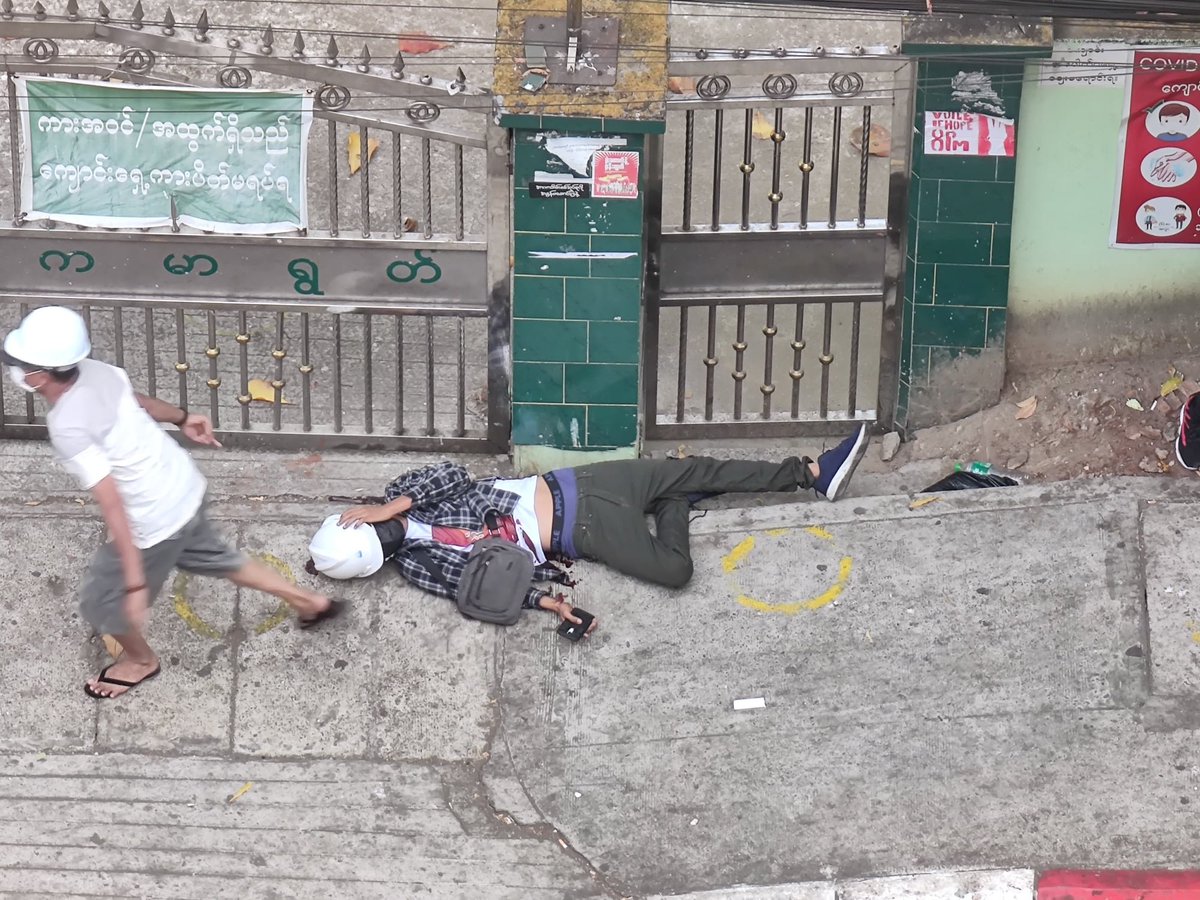 Happening at Hledan: Yangon. One protestor is lying down with TW// Blood and guess it is because of live bullet used by police force to disperse the crowd.Time: 9;30 am.
Source: Myanmar now
#MilkTeaAlliance  #WhatsHappeningInMyanmar #Feb28Coup