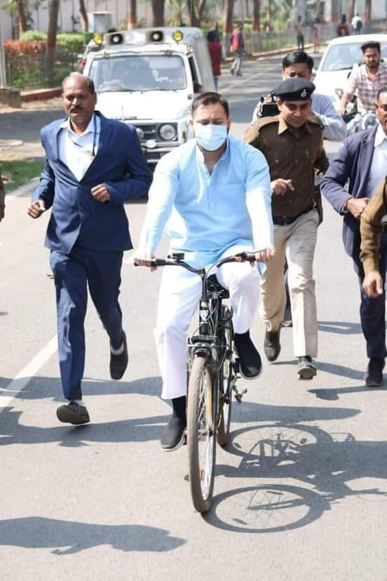 pt_tripathi03's tweet photo. मुफ़लिस गरीब हम है औकात क्या हमारी। 

धरती का बोझ हैं नजरो में हम तुम्हारी ।

9वीं फेल के पीछे दौड़ता एक आईपीएस अधिकारी ।

#भारत_का_संविधान 😎 https://t.co/wQfDK4xPnD