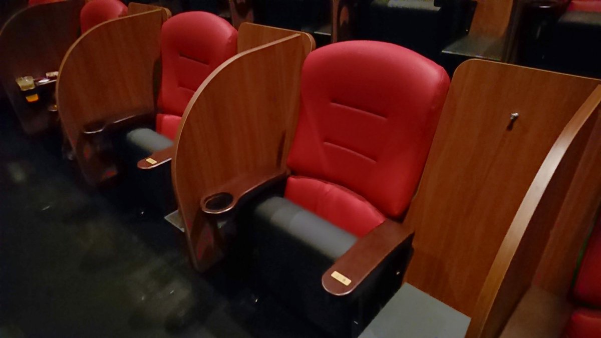 わんこ Auf Twitter イオンシネマにアップグレードシートが今日から導入されると聞いて イオンシネマ茨木に行ってきた 形状的には日比谷シャンテのtohoのプレミアムシートと同じ感じ パーティションに囲われて個室感増し増しで荷物置き等もあって良き 鑑賞料金