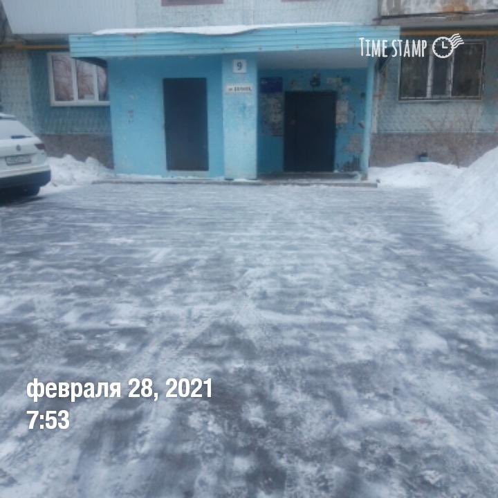 Сегодня очистка тротуаров и входов УК ООО ДЭЗ в Мичуринском микрорайоне