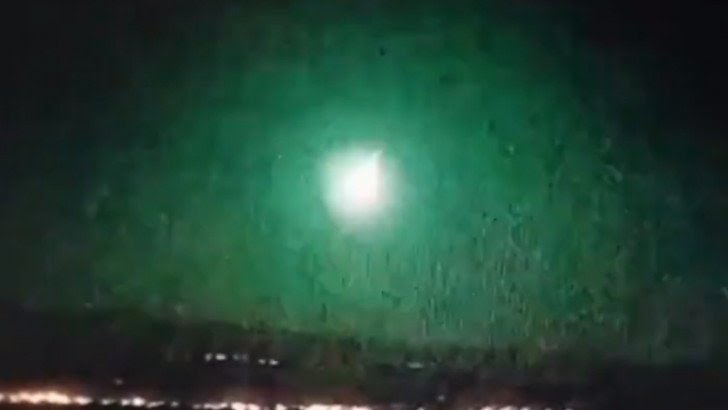 Milyonlarca yılın birikimisin, atmosferi zor da olsa aşmışsın düştüğün yer yozgat. Oturup ağlardım.

#meteor
#göktaşı