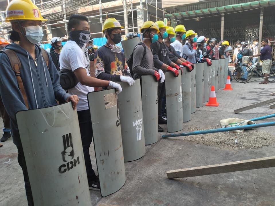 mrattkthu's tweet photo. Demonstrators become systematic to defend the tear gas and water cannon. #MilkTeaAllianceMyanmar https://t.co/CMoPlU1Int