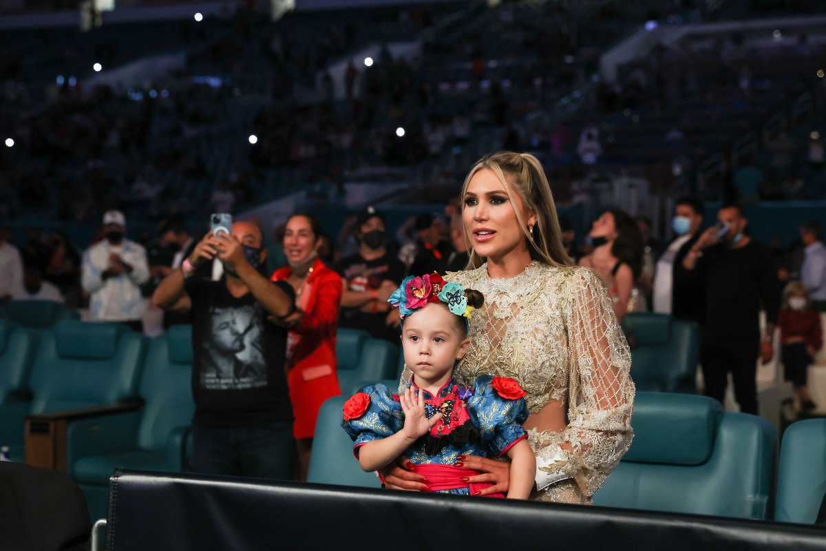 This moment between Canelo &amp; his family ♥️