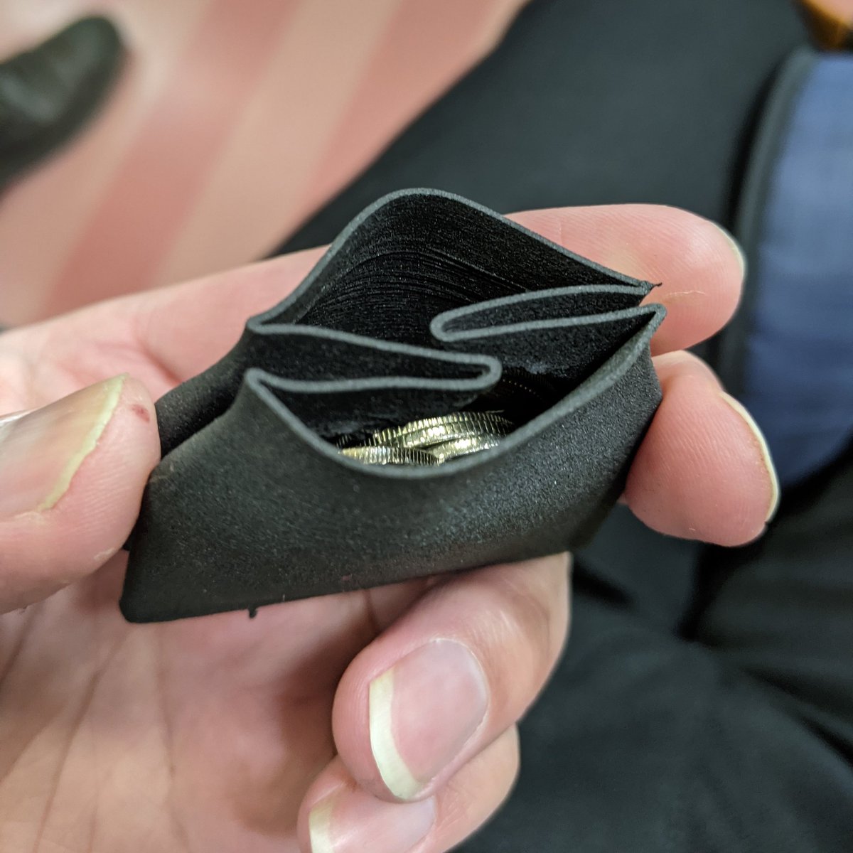 N3uuSp3ak's tweet image. 3Dプリンターで作る縫い目なし小銭入れ試作してみた。
ポケットに入れてる歩いてみてるけど、漏れてきたりは今の所しない。
もう少し工夫しよう。
ほしい人いるかな？