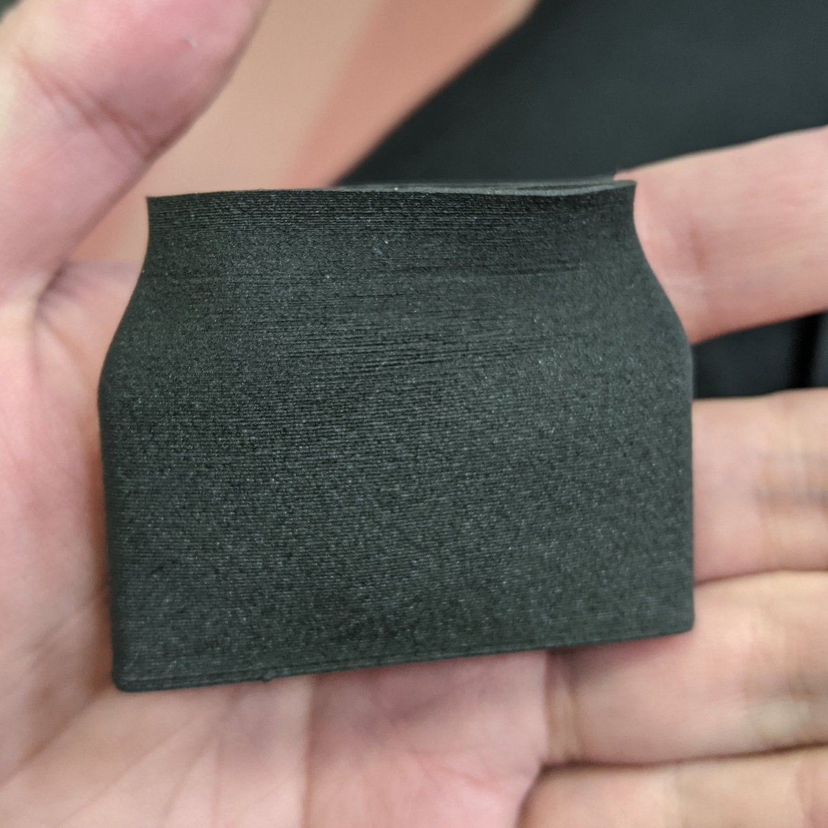 N3uuSp3ak's tweet image. 3Dプリンターで作る縫い目なし小銭入れ試作してみた。
ポケットに入れてる歩いてみてるけど、漏れてきたりは今の所しない。
もう少し工夫しよう。
ほしい人いるかな？