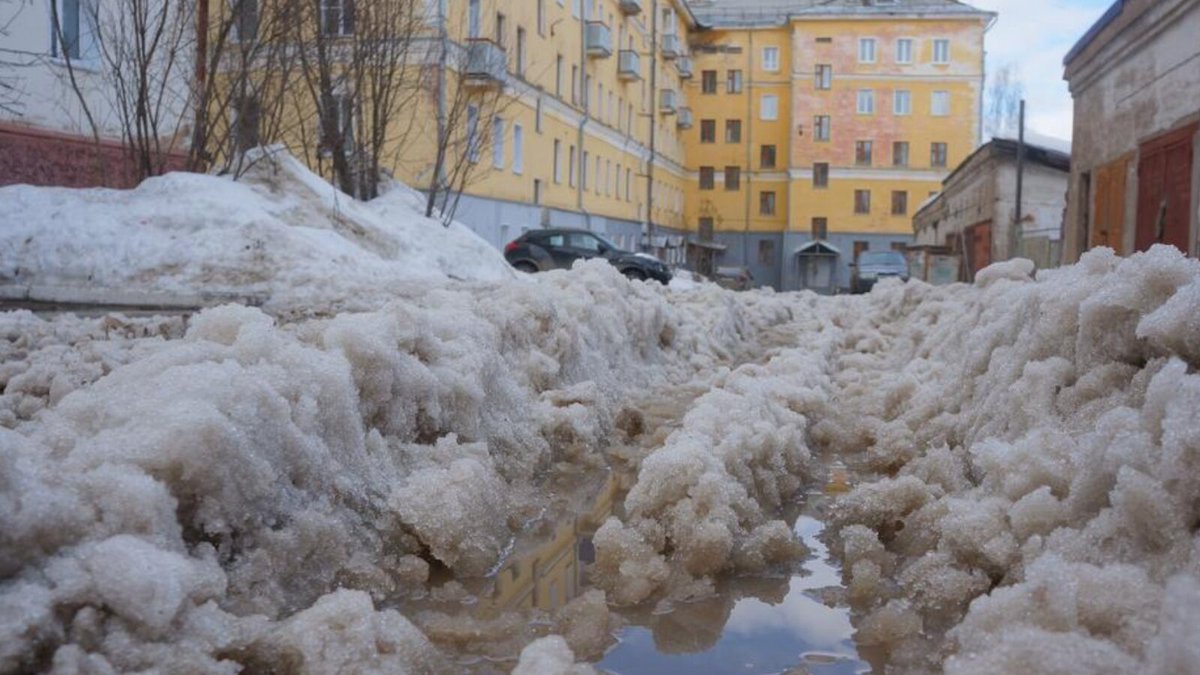Тают сугробы утихли. Тает снег. Такт сне в городе. Тает снег в городе. Таяние снега в Москве.
