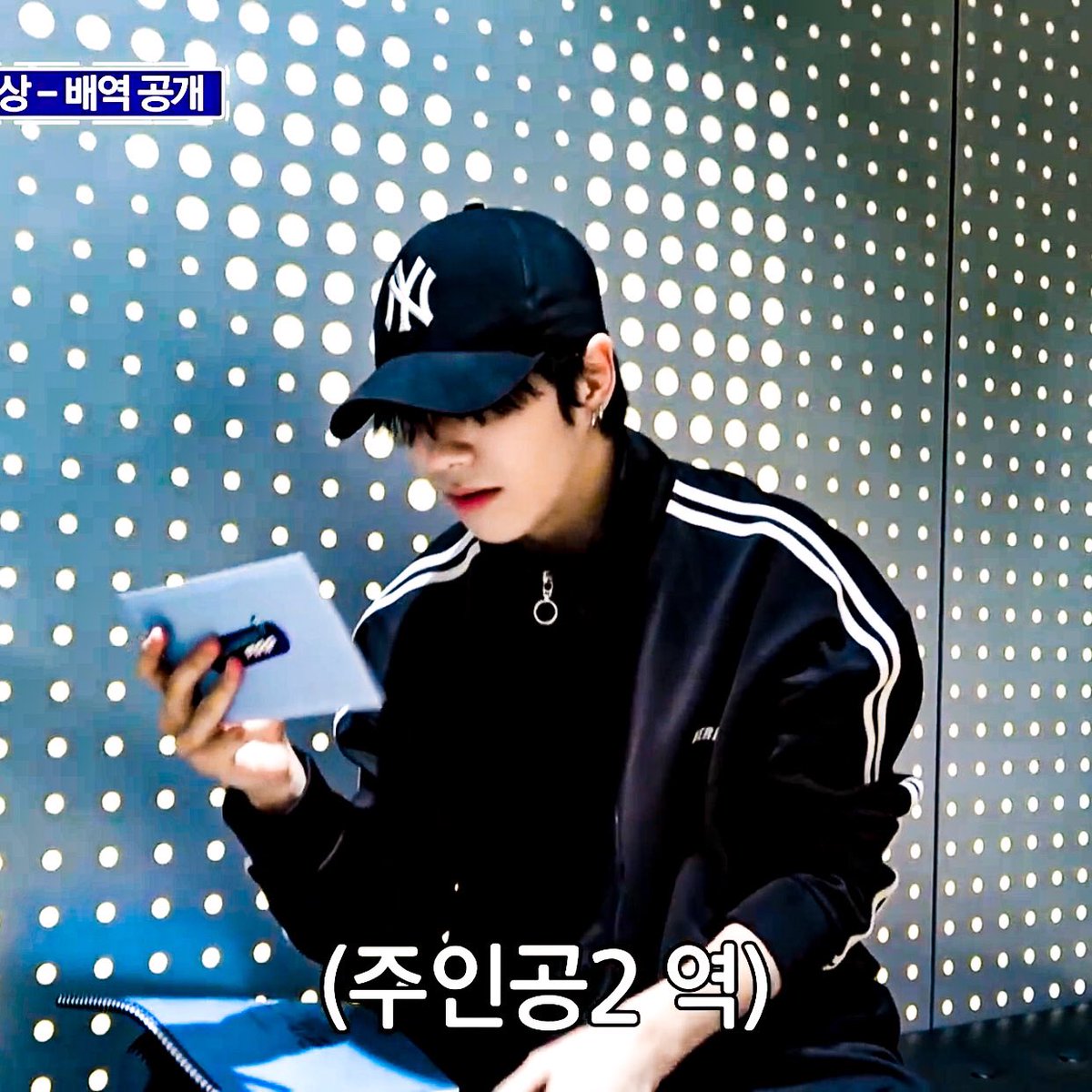TeuBlink0807's tweet photo. Can somebody please tell Mr. Yoon Jaehyuk that this look is officially illegal?! 😭🥺
ISTG this look of him —that black hat and black fit— will be the death of me 😭😭😭 @treasuremembers @ygtreasuremaker @ygent_official #YOONJAEHYUK #윤재혁 #TREASURE #트레저 #TreasureMap_Ep35 https://t.co/8mzseCO0dq