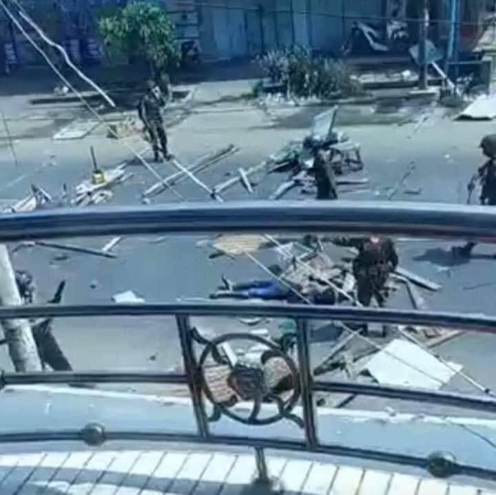 hninhoran12's tweet photo. Polices trying to hide evidence of their murders. #WhatsHappeningInMyanmar #Feb28Coup #MilkTeaAlliance https://t.co/VRTI3ArSQy