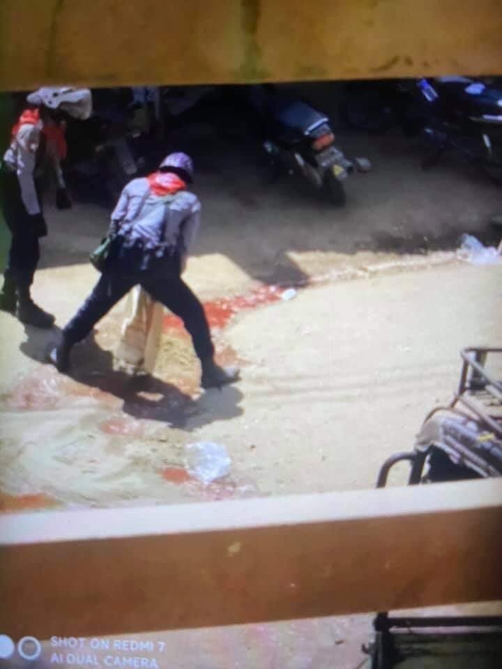 hninhoran12's tweet photo. Polices trying to hide evidence of their murders. #WhatsHappeningInMyanmar #Feb28Coup #MilkTeaAlliance https://t.co/VRTI3ArSQy