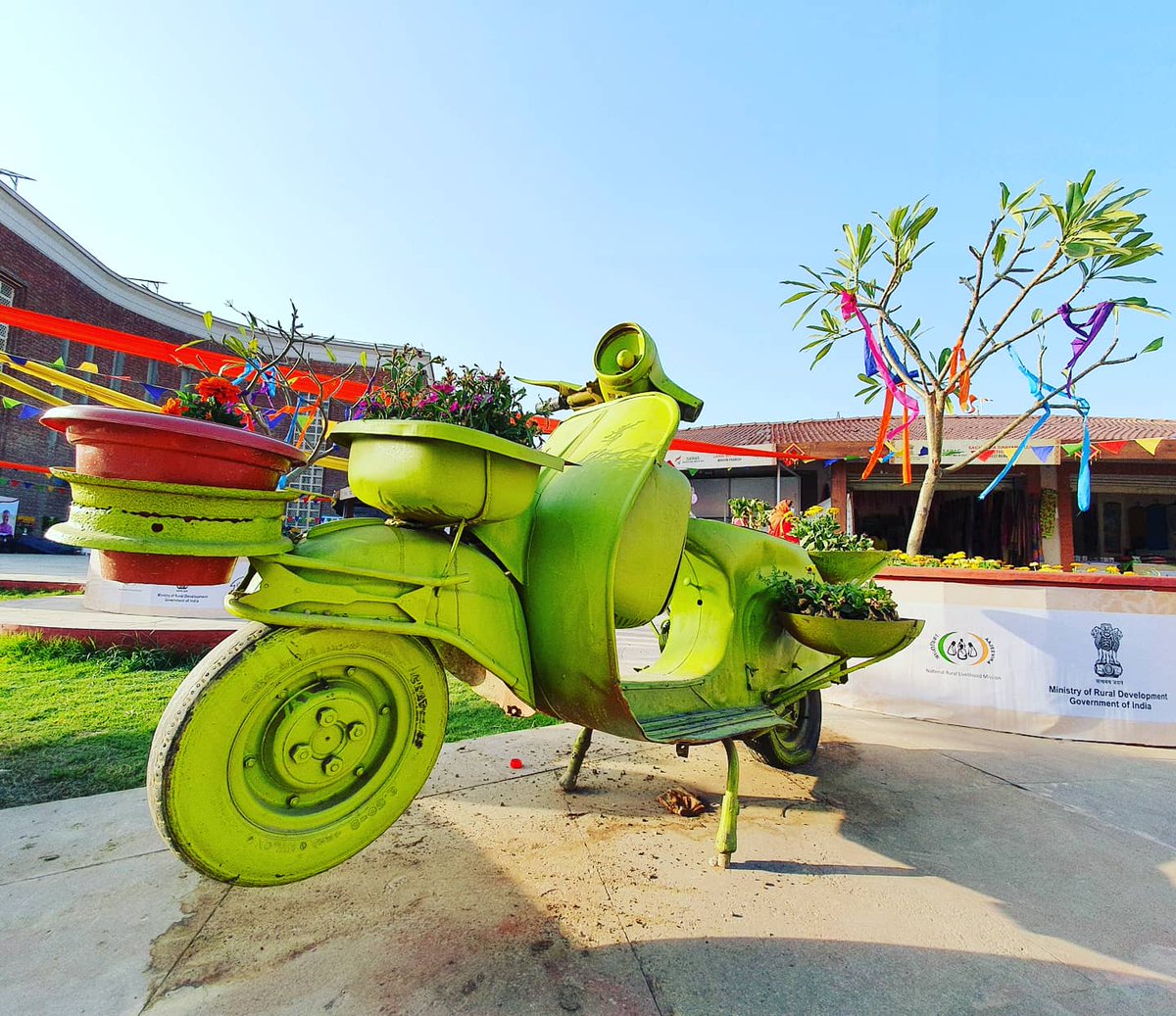 ChaudharyAbhin6's tweet photo. #GoGreen @CeoNoida #shilphaat #sarasajivika @noida_authority https://t.co/oqZp0BshQE