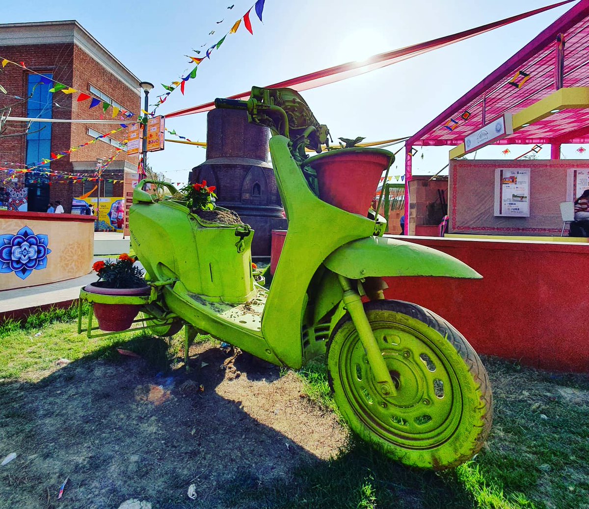 ChaudharyAbhin6's tweet photo. #GoGreen @CeoNoida #shilphaat #sarasajivika @noida_authority https://t.co/oqZp0BshQE