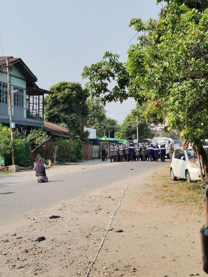 szp_zira's tweet photo. Teary moment of Sister kneels down and beg for Junta’s military not to harm our civillians 
Happened in Myit Kyi Nar - KACHIN
#WhatsHappeningInMyanmar 
#Feb28Coup https://t.co/nvPCFS2WL7