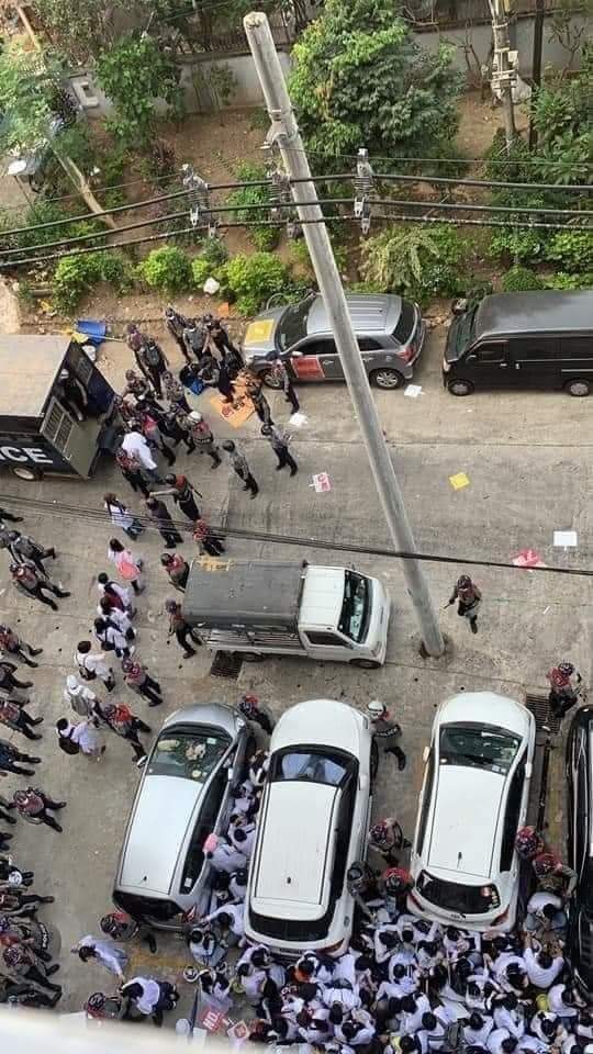 police take off  protest student's duty coat and bags. That should have do? Shame on you .
#MilkTeaAlliance
#Feb28Coup
#WhatsHappeningInMyanmar